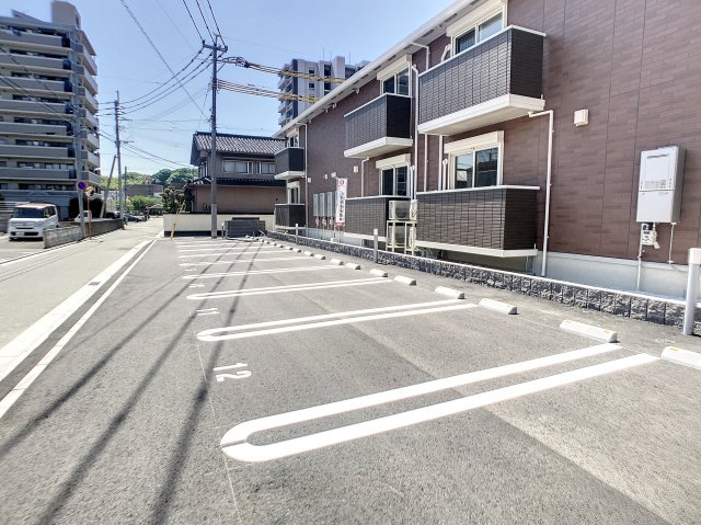 直方市須崎町のアパートの駐車場
