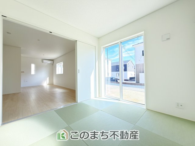 CradleGarden那須塩原市若草町第8の和室|お子様のお昼寝にも便利な和室です。大きな窓から暖かな日差しが差し込みます♪同社施工物件の写真です。※建具やフローリング、その他仕様が異なる場合がございます。