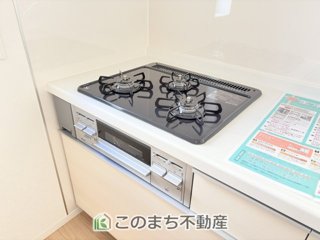 CradleGarden那須塩原市若草町第8のキッチン|三ツ口コンロ採用で、同時調理もスムーズ◎！お料理を並べられるカウンター付きで、配膳・片付けをサポート！リビングで過ごすご家族とコミュニケーションを楽しみながら作業可能です♪