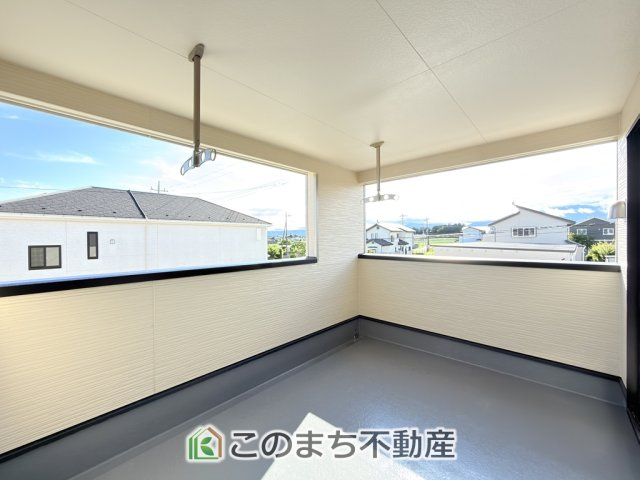 CradleGarden那須塩原市若草町第8のバルコニー|奥行きがあり、洗濯物を干すスペースとして◎急な天候の変化にも慌てず対応することができます。テーブルやイスを配置して、寛ぎのスペースとしてもご利用いただけます。