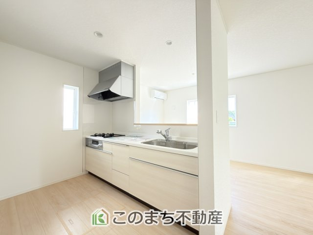 CradleGarden那須塩原市若草町第8のキッチン|リビングで過ごすご家族とコミュニケーションを楽しみながら作業可能です♪三ツ口コンロ採用で、同時調理もスムーズ◎！お料理を並べられるカウンター付きで、配膳・片付けをサポート！