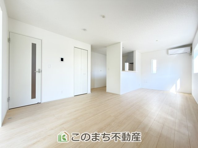 CradleGarden那須塩原市若草町第8の居間・リビング|開放感のある広々としたリビング☆家族みんなでゆったりくつろげます♪
南側から暖かな日差しが差し込みます♪キッチンからリビングの様子がよく見渡せます☆