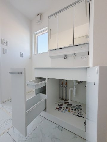 【新築戸建】本庄市見福4丁目　の独立洗面台|■洗面室｜大きな鏡で朝の身支度もラクラク♪毎日の忙しい準備が楽しくなる洗面所です(^^♪