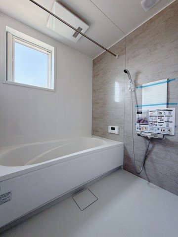 【新築戸建】本庄市見福4丁目　の浴室|■浴室｜デザイン性に優れた浴室♪1日の疲れを癒す、ゆったりとしたバスタイムをぜひお過ごしください(*＾＾*)大きな窓付きで嬉しい♪