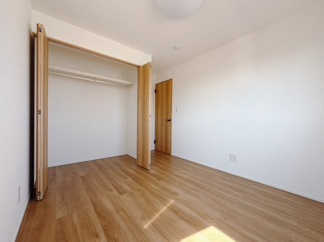 【新築戸建】本庄市見福4丁目　の洋室|■2階洋室｜お子様の一人部屋にピッタリな洋室。木のぬくもりを感じるフローリングは、天然木の味わいが時とともに深みを増していきます。また、傷にも強く、フリーワックスでお手入れもラクラクです♪