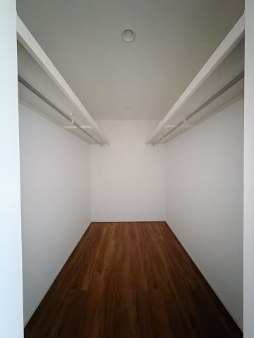 【新築戸建】本庄市見福4丁目　の収納|■WIC｜お気に入りのお洋服もシワを作らずきれいに管理ができる夢のウォークインクローゼット！今お使いの収納ケースもスッポリそのまま収まる広さです♪
