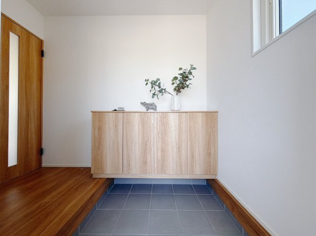 【新築戸建】本庄市見福4丁目　の玄関|■玄関｜ご家族の靴がたくさんしまえる下駄箱付き。お子様の靴がこれから増えても安心な大きさです。