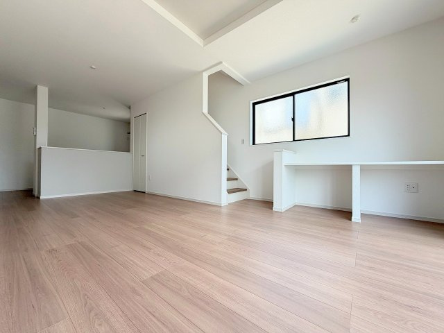 三郷市戸ケ崎1丁目　新築戸建　全2棟　1号棟の居間・リビング|コミュニケーションの取れるリビングイン階段