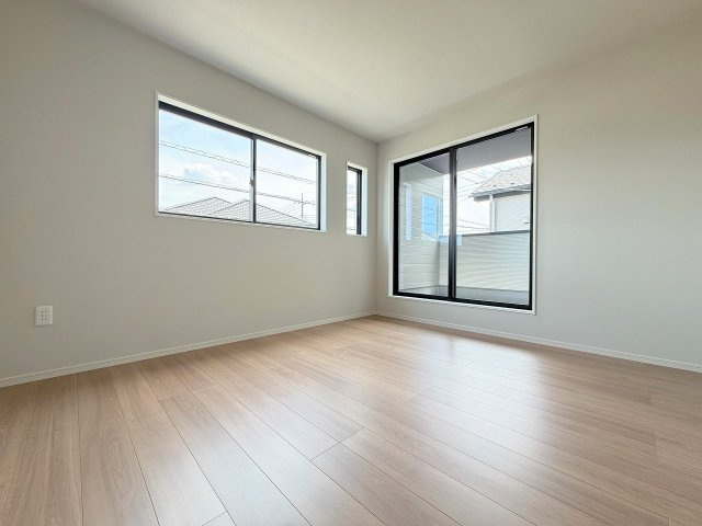 三郷市戸ケ崎1丁目　新築戸建　全2棟　1号棟の洋室|バルコニーに面した明るい洋室10帖・主寝室としていかがでしょう