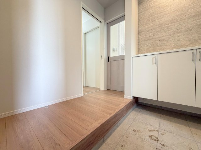 三郷市戸ケ崎1丁目　新築戸建　全2棟　1号棟の玄関|カウンター部分にはお好きなインテリアが飾れます