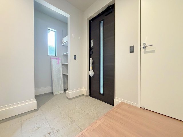 三郷市戸ケ崎1丁目　新築戸建　全2棟　1号棟の玄関|ベビーカーやアウトドア用品の収納にも便利なシューズインクローク
