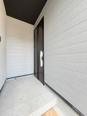 三郷市戸ケ崎1丁目　新築戸建　全2棟　1号棟のエントランス|屋根付きの玄関アプローチなので置き配も雨の心配無用です