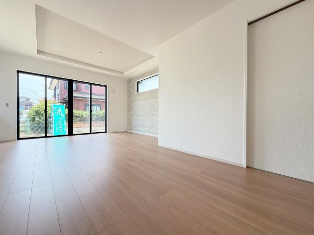 三郷市戸ケ崎1丁目　新築戸建　全2棟　1号棟の居間・リビング|家族団らんで過ごすリビングは18帖の広さを確保