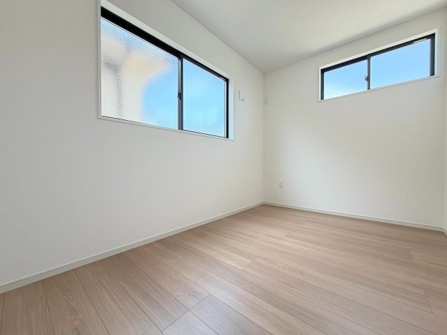 三郷市戸ケ崎1丁目　新築戸建　全2棟　1号棟の洋室|2面採光の明るい洋室5帖・子供部屋としていかがでしょう
