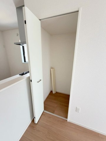 三郷市戸ケ崎1丁目　新築戸建　全2棟　1号棟の収納|ストック品や掃除用具の収納に便利なリビングの収納です