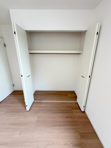 三郷市戸ケ崎1丁目　新築戸建　全2棟　1号棟の収納|大切な衣類を収納できるクローゼット完備