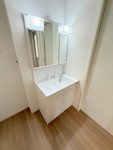 三郷市戸ケ崎1丁目　新築戸建　全2棟　1号棟の独立洗面台|三面鏡付きシャワードレッサーで朝の準備も快適