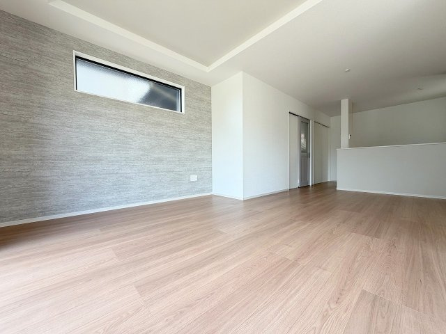 三郷市戸ケ崎1丁目　新築戸建　全2棟　1号棟の居間・リビング|アクセントクロス・折上天井がオシャレなリビング