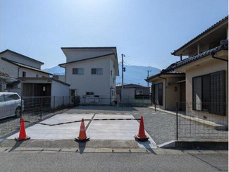 【駐車場】 | 南アルプス市鮎沢 中古戸建 建物一新工事済 敷地広々104坪
