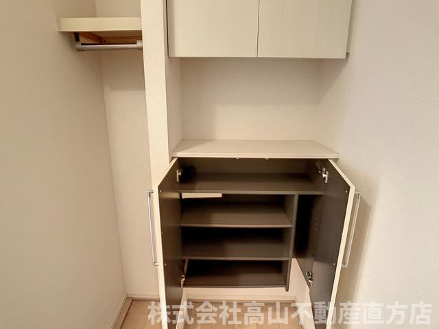 直方市大字頓野のアパートの玄関