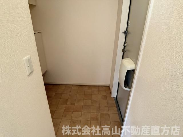 直方市大字頓野のアパートの玄関