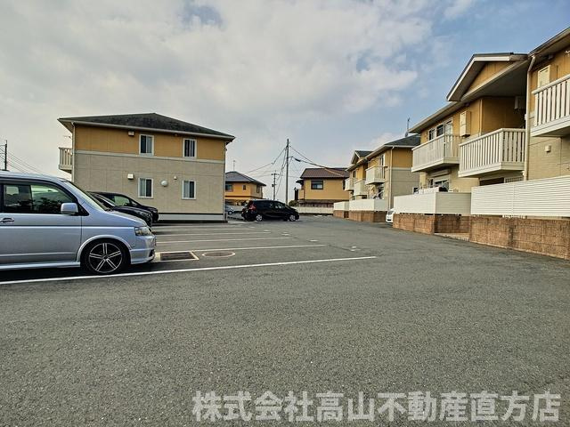 直方市大字頓野のアパートの駐車場