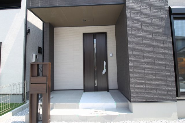 瀬戸東町　新築戸建　1号棟　（全2区画）の玄関