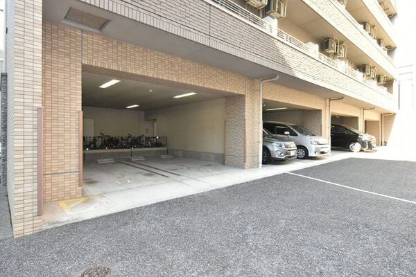 サウス名駅の駐車場