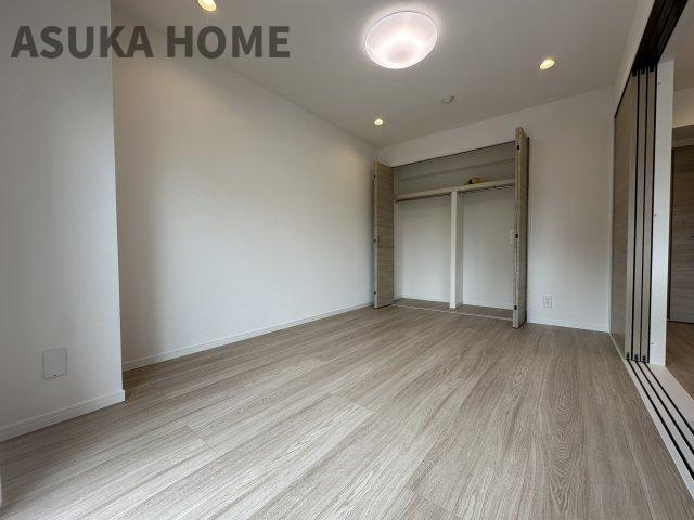 藤和西横浜ハイタウンの洋室|バルコニーに面したお部屋は大きな窓からたっぷりの日差しが降り注ぐ明るい室内です。目覚めの良い朝を迎えられそうですね。
