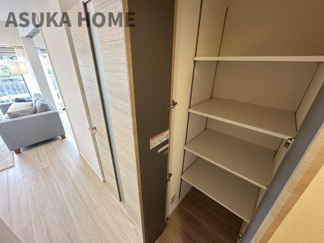 藤和西横浜ハイタウンの収納|廊下には掃除道具、リビングにはストック品の収納など用途わけしやすい収納設備です。