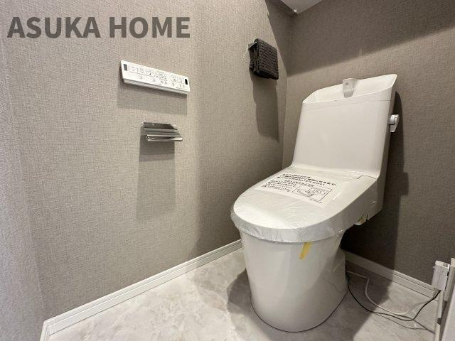 藤和西横浜ハイタウンのトイレ|新規交換済！温水洗浄便座のトイレ設備です！トイレ上部にはあると便利な吊戸棚を設置！