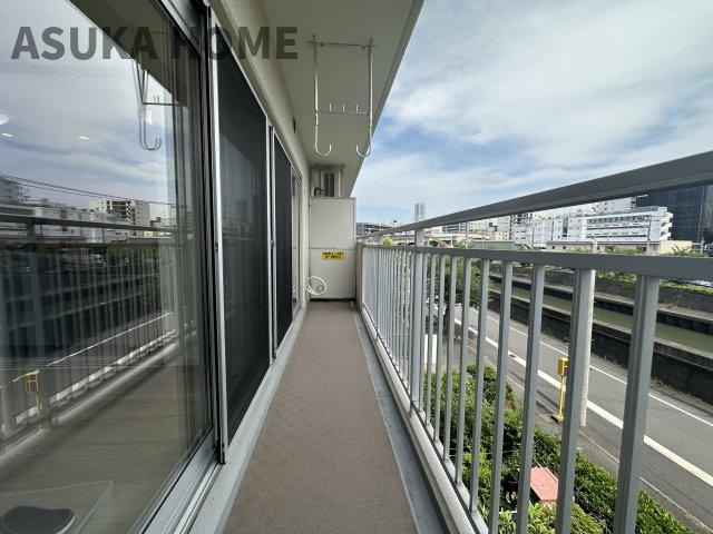 藤和西横浜ハイタウンのバルコニー|冷暖房効率や冬の結露防止、室内外の遮音性等にも大きく役に立つ複層ガラス。