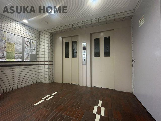藤和西横浜ハイタウンのその他共用部分|エレベーターを完備したマンションです。エントランスもバリアフリーなのでベビーカーでおでかけにも安心◎