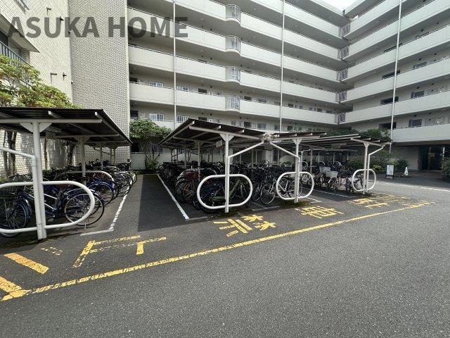 藤和西横浜ハイタウンの駐輪場|大切な自転車を雨から守ってくれる屋根付きの駐輪スペースです。