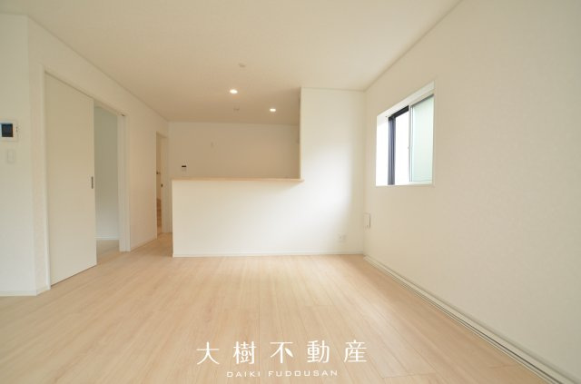【居間・リビング】 | 海老名市中野１丁目　新築戸建て　全１棟【仲介手数料無料】