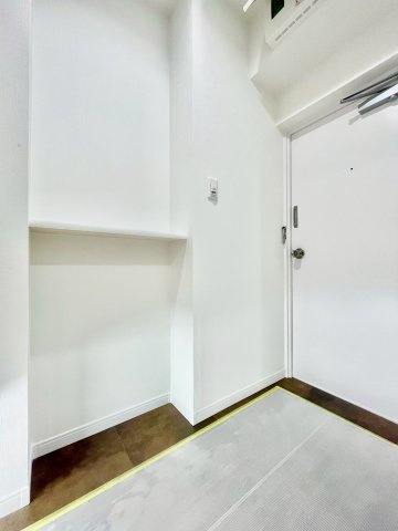 フジメゾン千駄木の玄関|住む人や訪れる人を心地よく迎え入れてくれる玄関。

現地ご見学希望・資料請求などお気軽にお問い合わせ下さい！
03-5990-5201