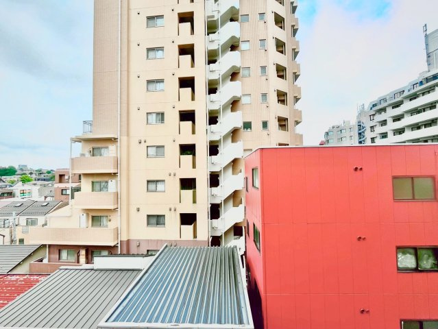 フジメゾン千駄木の展望|大きな空に包まれて、太陽の光をたっぷりと浴びながら過ごす毎日は、自然と家族の笑顔で溢れます。

現地ご見学希望・資料請求などお気軽にお問い合わせ下さい！
03-5990-5201
