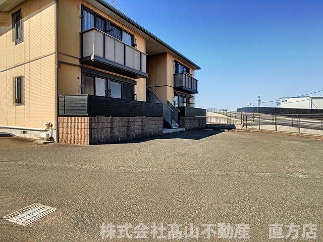 直方市溝堀１丁目のアパートの駐車場