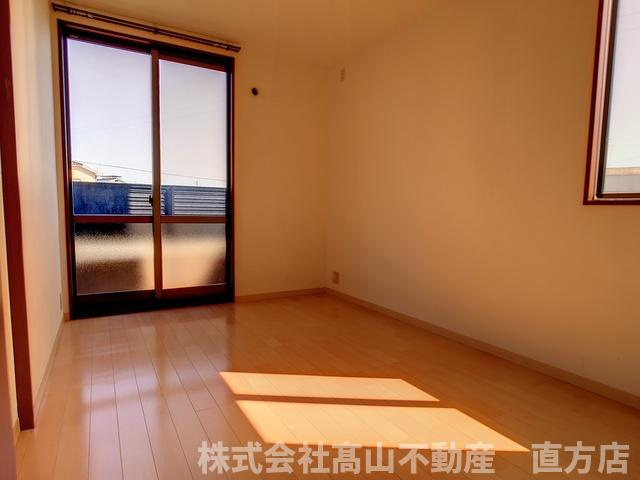 直方市溝堀１丁目のアパートの洋室