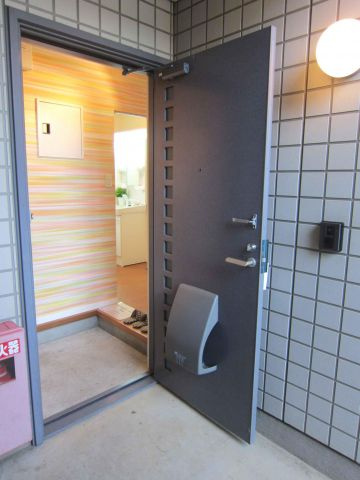 ベルテ伊藤Ｄ棟の玄関|玄関には明るい色のアクセントクロス使用