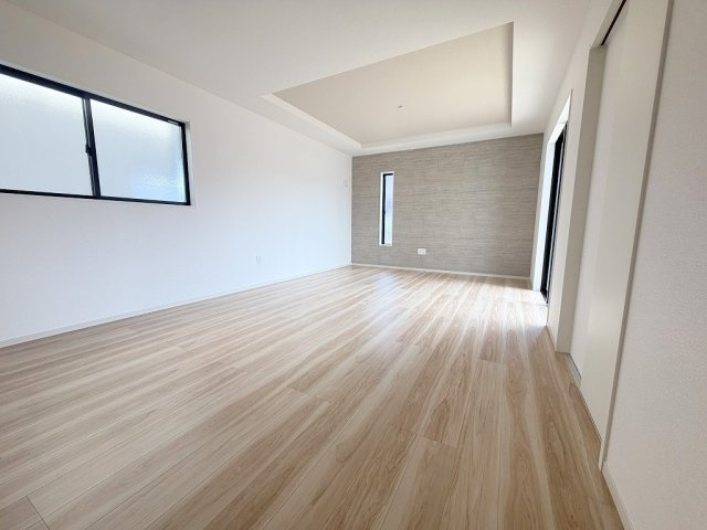 三郷市戸ケ崎1丁目　新築戸建　全2棟　2号棟の居間・リビング|アクセントクロス・折上天井がオシャレなリビング
