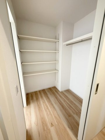 三郷市戸ケ崎1丁目　新築戸建　全2棟　2号棟の収納|リビング・廊下から出入りできるウォークインクローゼット