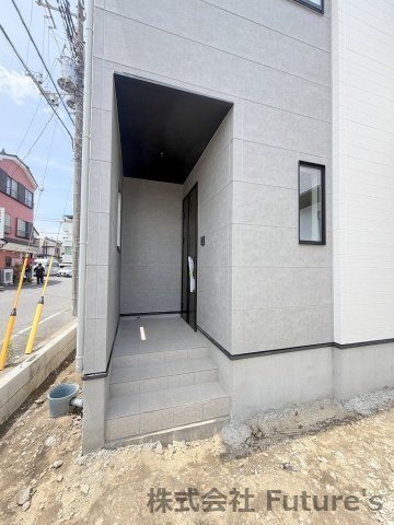 三郷市戸ケ崎1丁目　新築戸建　全2棟　2号棟のエントランス|屋根付きの玄関アプローチなので置き配も雨の心配無用です