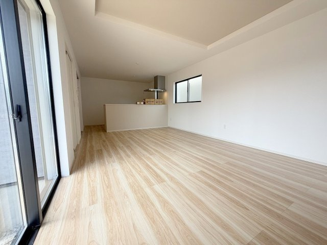 三郷市戸ケ崎1丁目　新築戸建　全2棟　2号棟の居間・リビング|家族団らんで過ごすリビングは18帖の広さを確保