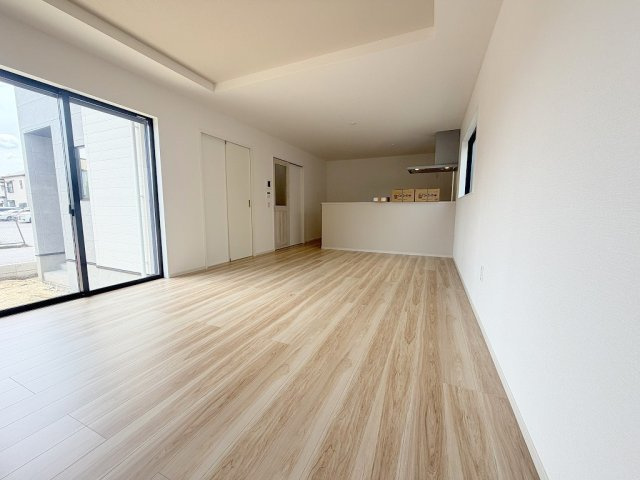 三郷市戸ケ崎1丁目　新築戸建　全2棟　2号棟の居間・リビング|家族団らんで過ごすリビングは18帖の広さを確保