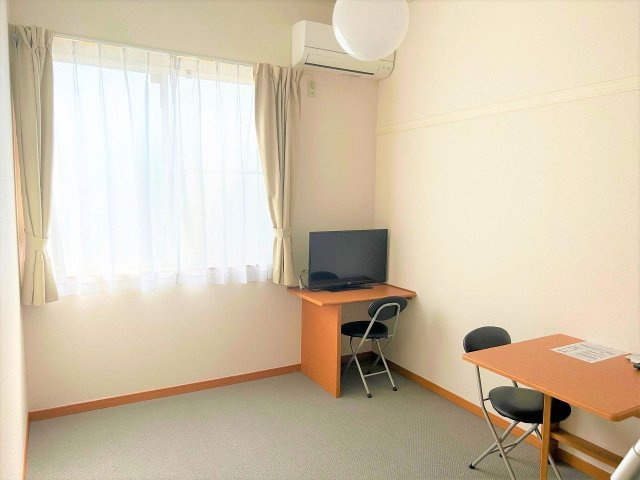 レオパレスシーサイドＢの居間・リビング|※同タイプの物件の写真です（2階カーペット）