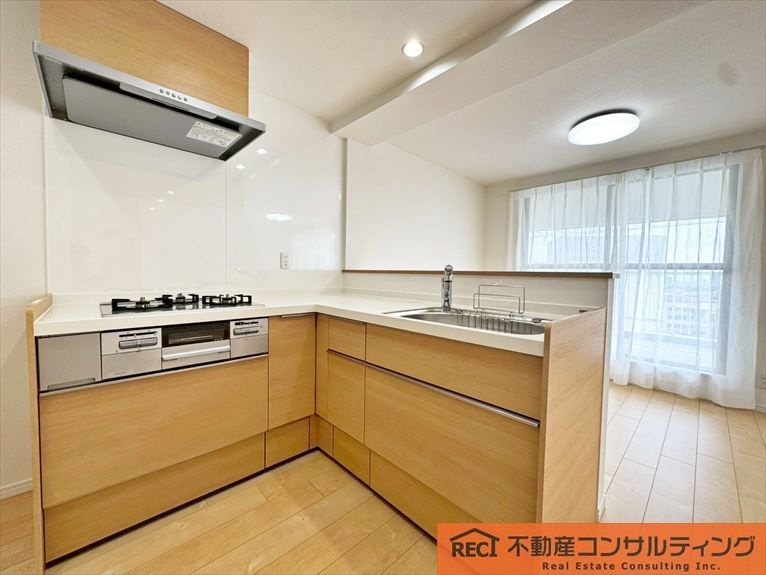 コボリマンション夙川老松台D棟のキッチン|開放感のある南東向きバルコニー
