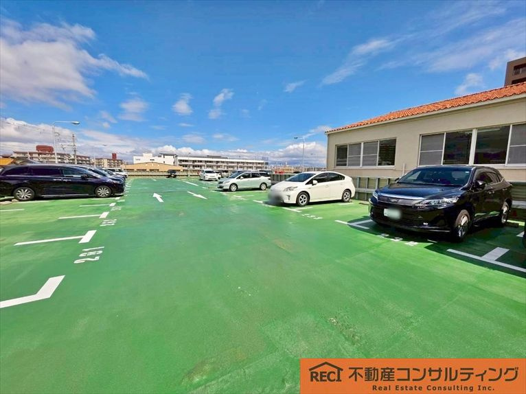 ルネヒューマンズガーデンパラディオB棟の駐車場