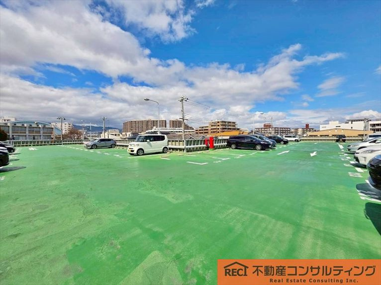 ルネヒューマンズガーデンパラディオB棟の駐車場