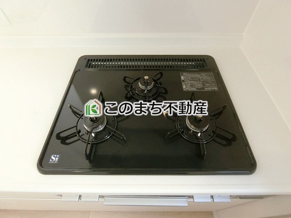 CRADLEGARDEN那須塩原市春日町第2のキッチン|三ツ口コンロ採用で、同時調理もスムーズ◎！お料理を並べられるカウンター付きで、配膳・片付けをサポート！リビングで過ごすご家族とコミュニケーションを楽しみながら作業可能です♪